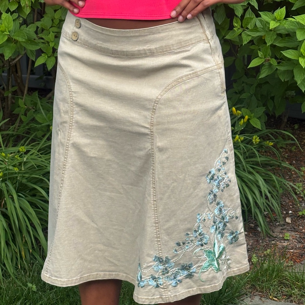 khaki midi skirt with blue floral embroidery! fits M/L